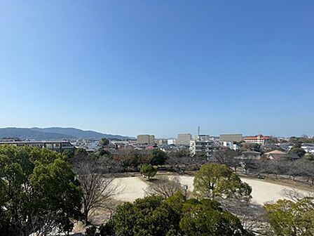 青空の下、広がる街並みと自然が調和した眺望。季節の移ろいを身近に感じられる開放感あふれる景色です。
