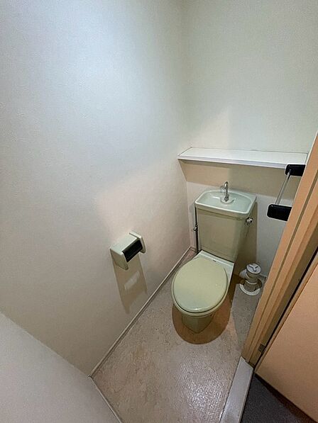 清潔感のあるトイレスペースは、日々の暮らしに心地よさをもたらします。上部には棚があり、収納も可能です。