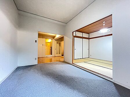 洋室と和室が隣接しており、ライフスタイルに合わせて多様な使い方が可能です。隣の空間が繋がりを感じさせ、広がりを感じる設計です。