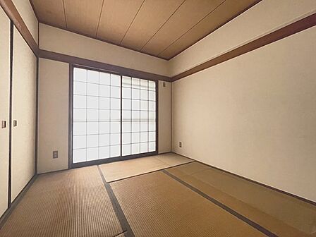 和室の温もりが広がる空間。陽光が障子越しに差し込み、心を落ち着かせるひとときを演出します。