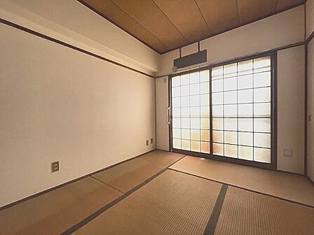 和室の温もりが広がる空間。陽光が障子越しにやわらかく差し込み、心落ち着くひとときを演出します。和の趣を感じる暮らしを始めてみませんか。
