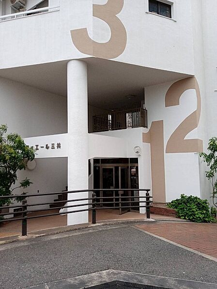 大きな数字が印象的な外観。エントランスは落ち着いた配色で、安心して毎日を過ごせる住まいです。