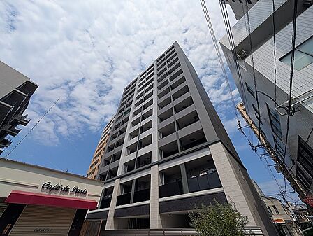 洗練された外観が特徴のマンション。複数路線利用可能で、日々の暮らしに利便性をもたらします。