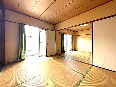 和室は二間続きで広々。襖を開放すれば、大空間の居室としても利用可能です。畳の香りに包まれて、心安らぐひとときをお過ごしください。