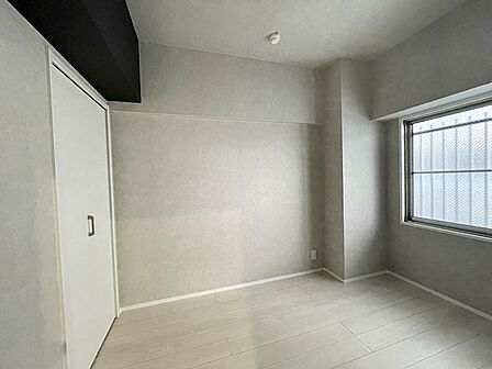 柔らかな光が差し込む洋室は、シンプルな内装でどんな家具にも合わせやすい空間です。収納も完備されており、すっきりとした暮らしが叶います。
