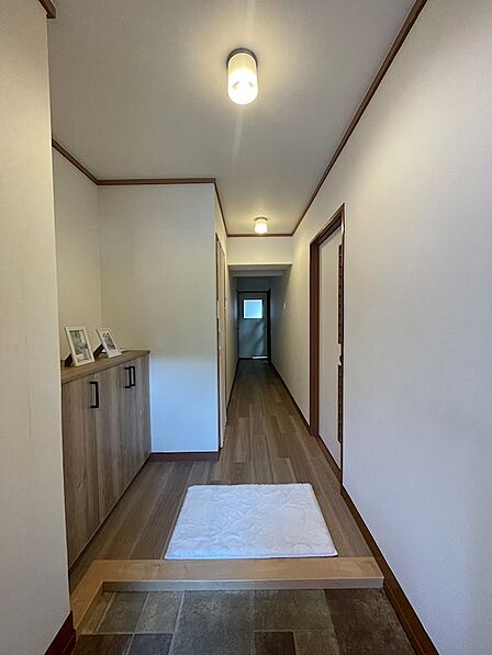 明るい照明が心地よい玄関。機能的な収納スペースが、すっきりとした空間を保ちます。日々の暮らしを快適にする住まいです。