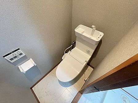 清潔感のあるトイレは、日々の暮らしを快適にサポートします。温水洗浄便座付きで、機能性にも配慮されています。