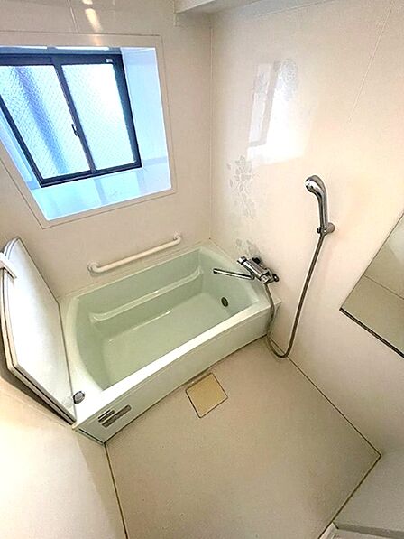 採光窓のある浴室で、明るく快適なバスタイムを。一日の疲れを癒す空間です。