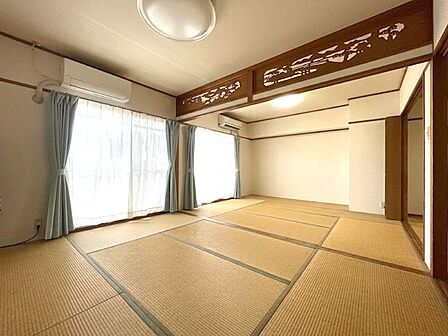 風情ある欄間が目を引く和室です。畳敷きの広々とした空間は、くつろぎの場として多様な用途でご利用いただけます。※既存家具をCGで消しています。