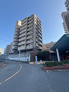 外観:青空に映える外観が印象的なマンションです。落ち着いた街並みに調和し、住みやすい環境が広がっています。 外観:青空に映える外観が印象的なマンションです。落ち着いた街並みに調和し、住みやすい環境が広がっています。