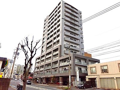 外観：街並みに調和する、スタイリッシュな外観デザインのマンション。都市の利便性を享受しながら、落ち着いた暮らしを叶える住まいです。