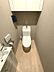 トイレ：白を基調とした清潔感のあるトイレ空間。上部収納と手洗い器付きで、機能性にも配慮しました。快適な時間を過ごせます。