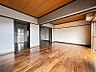 その他：木目調の天井とフローリングが統一感を醸し出す、明るい室内空間。様々な家具を配置しやすいシンプルなデザインが魅力です。
