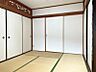 その他：日本の伝統が息づく和室。障子から穏やかな光が差し込み、心が安らぐ空間です。収納も豊富で、機能性も兼ね備えています。