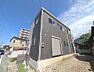 外観：落ち着いた色合いの外観が魅力の2階建て住宅。閑静な住宅街で穏やかな暮らしを。ぜひ現地をご覧ください。
