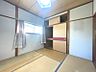 その他：和の趣が心地よい居室。窓から陽光が差し込み、明るい空間です。収納も備え付けられており、すっきりとした暮らしをサポートします。