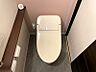 トイレ：アクセントクロスが印象的なトイレ空間。収納棚も備わり、機能性とデザイン性を兼ね備えています。日々の快適を支える設備です。