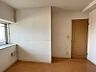 その他：明るい光が差し込むお部屋は、居心地の良いプライベート空間を演出します。フローリングでお掃除も簡単です。