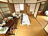 その他：畳敷きの部屋は、書斎や寝室など多目的に活用できます。和の趣を感じる空間で、落ち着いた時間をお過ごしください。