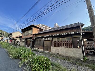 外観：木造2階建と平屋建の長屋です