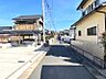 その他：日当たりの良い前面道路は、車通りが少ないので落ち着いた暮らしが叶います。周辺には商業施設もあり、生活利便性も考慮された立地です。