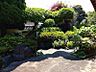その他：緑豊かな庭園が織りなす、四季折々の表情を楽しめる住まい。趣のある石畳のアプローチが、毎日を彩ります。