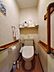 トイレ：手すりが設置されたトイレは、安心してご利用いただける空間です。ウォシュレット機能付きで快適性にも配慮しています。清潔感のある空間で、日々の生活をサポートします。