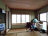 その他：和の趣が心地よい居室。窓から差し込む光が、畳の部屋を明るく彩ります。収納スペースも確保され、快適な暮らしをサポートします。