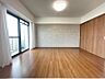その他：アクセントクロスが印象的な洋室。南向きの窓から心地よい光が差し込み、明るい空間を演出します。収納も充実しており、ゆとりのある暮らしを叶えます。