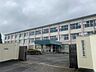周辺：水巻町立伊左座小学校（979m）