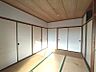 その他：やわらかな光が差し込む和室は、落ち着きと安らぎを与えてくれる空間。押し入れ収納も豊富です。