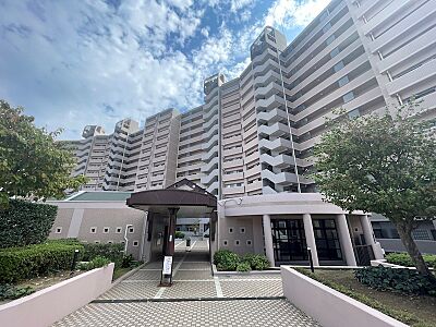 外観：空に映える大規模マンション。住まう方を優しく迎えるエントランスは、日々の暮らしに安らぎを与えます。安心感のある住環境で、新しい生活を始めませんか。