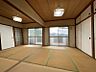 その他：広々とした和室は、陽光が差し込み、心地よい空間を演出。押入れ収納も充実しており、様々な用途で活用できるお部屋です。