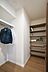 収納：衣類も小物もすっきり片付くウォークインクローゼット。可動棚とハンガーパイプで、様々な収納ニーズに対応します。