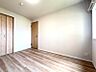 その他：温かみのある木目調のフローリングと建具が、居室全体に落ち着いた印象を与えます。自分らしい空間づくりが楽しめる一室です。