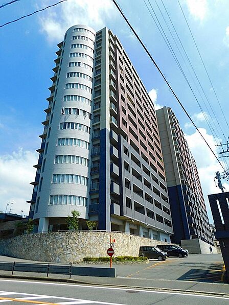 空の広がりを感じる、開放的な眺望が魅力のマンション。緑豊かなアプローチが、穏やかな暮らしを演出します。