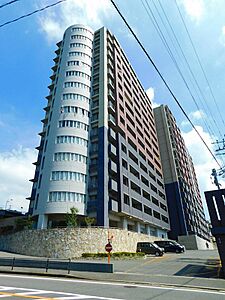 外観:空の広がりを感じる、開放的な眺望が魅力のマンション。緑豊かなアプローチが、穏やかな暮らしを演出します。 外観:空の広がりを感じる、開放的な眺望が魅力のマンション。緑豊かなアプローチが、穏やかな暮らしを演出します。