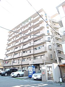 外観：閑静な住宅街に佇むマンション。日当たり良好で、明るい生活が期待できます。駐車場も完備しており、お車での移動も便利です。