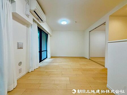 形の綺麗なリビングはお好きな家具を配置しても、まだまだ余裕がありそうです。