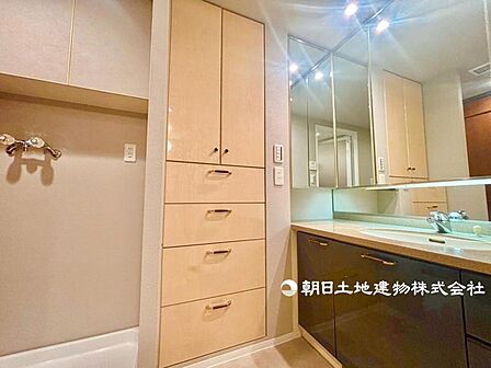 洗面所横にはタオルや小物を収納できるスペースが付いております。