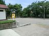 周辺：小さな公園ですが、小さなお子さんが遊ぶのに必要な用具がそろっています。