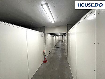 地下1階には必要なときに荷物を自由に出し入れできるトランクルーム(23時〜翌6時まで警報装置作動中のため入室禁止)。月額600円〜1700円。424区画。空き要確認。料金は変更する場合がございます。