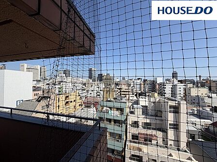 高層階8階 バルコニーからの眺望。遠くにポートタワーが望めます。