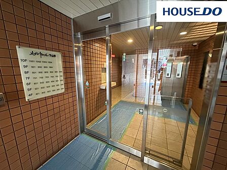 オートロックで防犯面も安心。エレベーター1基有り。店舗:1〜3階、住戸:4〜10階。駐車場は地下店舗専用・分譲駐車場のみ。