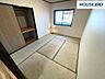和室：約6帖和室はリビングから居室に入る間取り。少し横になってくつろぎたい時に便利。小さな子どもの遊び場や昼寝スペースにも使えます。押入れ付でお部屋すっきり。2025年12月畳表替え、襖貼替え。