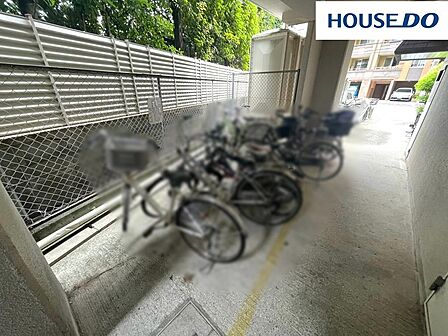 駐輪場（月額200円/台）。屋根があるので悪天候でも安心。24区画。自転車シール貼付要（無償）。空き要確認。料金は変更する場合がございます。