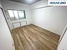 子供部屋：北側約6帖洋室は玄関から直接居室に入ることのできる間取り。押入れ・窓下収納有り。シングルベッドや学習机、収納など必要な家具を入れてもある程度のスペースが確保できる広さ（設置の仕方や家具の大きさによる）