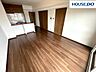 リビング/ダイニング：LDK以外で3部屋あるので、子供が2人いてもそれぞれに部屋を与えることができ、子供のプライバシーを守ることができます。子どもが一人の場合は、もう1部屋を趣味の部屋や仕事部屋として活用することができます