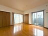 室内：2面に開口部を備えた明るい洋室。収納もあり、寝室や趣味の部屋として使いやすい空間です。