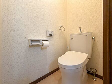 温水洗浄便座付きの清潔感あるトイレ。シンプルで毎日使いやすい空間です。